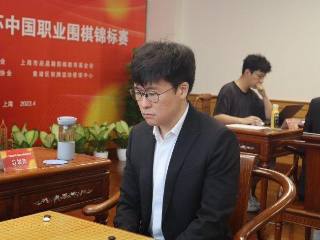 世体表示，尽管球员的梦想是为巴萨效力，但巴萨现在正在离他越来越远。